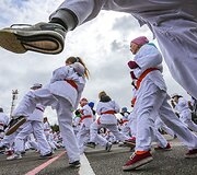 Beveik 300 vaikų ir suaugusiųjų ant Palangos oro uosto kilimo ir tūpimo tako i&scaron;laikė karatė egzaminą