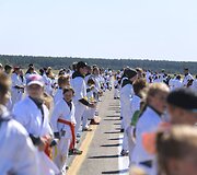Beveik 300 vaikų ir suaugusiųjų ant Palangos oro uosto kilimo ir tūpimo tako i&scaron;laikė karatė egzaminą