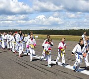 Beveik 300 vaikų ir suaugusiųjų ant Palangos oro uosto kilimo ir tūpimo tako i&scaron;laikė karatė egzaminą