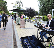 Palangos gatvėse dažnai groja gatvės muzikantai
