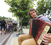 Palangos gatvėse dažnai groja gatvės muzikantai
