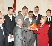 Krep&scaron;inio rinktinė sutikta Prezidentūroje, Vyriausybėje ir Seime