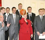 Krep&scaron;inio rinktinė sutikta Prezidentūroje, Vyriausybėje ir Seime