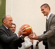 Krep&scaron;inio rinktinė sutikta Prezidentūroje, Vyriausybėje ir Seime