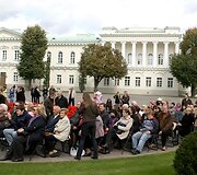 Koncertas vidiniame prezidentūros kiemelyje