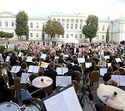 Koncertas vidiniame prezidentūros kiemelyje