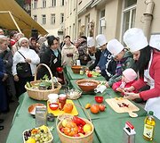 &bdquo;Sodo kraitėje&ldquo;, Vilniuje, žinomi Lietuvos žmonės gamino savo salotas