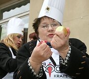 &bdquo;Sodo kraitėje&ldquo;, Vilniuje, žinomi Lietuvos žmonės gamino savo salotas