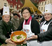 &bdquo;Sodo kraitėje&ldquo;, Vilniuje, žinomi Lietuvos žmonės gamino savo salotas