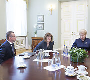 Dalia Grybauskaitė Prezidentūroje susitiko su Vie&scaron;ųjų pirkimų tarnybos vadove ir Valstybės kontrolieriumi. 