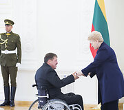 Prezidentė apdovanojo Parolimpiadoje medalius i&scaron;kovojusius Lietuvos sportininkus ir jų trenerius