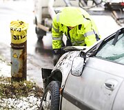 Vilniuje vertėsi &bdquo;Toyota Avensis&ldquo;, nukentėjo vairuotojas