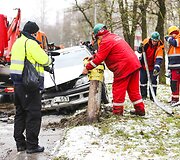 Vilniuje vertėsi &bdquo;Toyota Avensis&ldquo;, nukentėjo vairuotojas