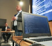 &bdquo;Microsoft Lietuva&ldquo; ir &bdquo;Atea&ldquo; parodė kokios grėsmės tyko vartotojų, bandant į savo kompiuterius įsidiegti nelegalią programinę įrangą.
