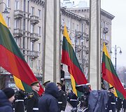 Nepriklausomybės aik&scaron;tėje Vilniuje i&scaron;kelta Valstybės vėliava