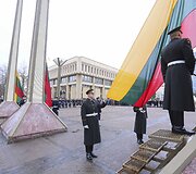 Nepriklausomybės aik&scaron;tėje Vilniuje i&scaron;kelta Valstybės vėliava