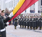 Nepriklausomybės aik&scaron;tėje Vilniuje i&scaron;kelta Valstybės vėliava
