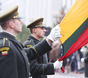 Nepriklausomybės aik&scaron;tėje Vilniuje i&scaron;kelta Valstybės vėliava