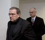 Teismas ketvirtadienį bandė atversti skandalingą policininkų ir &bdquo;Linavos&ldquo; darbuotojų bylą.