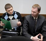 Kaltinamieji F.Vrubliauskas (de&scaron;inėje) ir Robertas Bacenskas teisme.