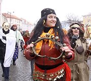Kaziuką Vilniaus senamiestyje pakeitė Užgavėnių persirengėliai.