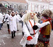 Kaziuką Vilniaus senamiestyje pakeitė Užgavėnių persirengėliai.
