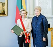 Dalia Grybauskaitė apdovanojo ordinu &bdquo;Už nuopelnus Lietuvai&ldquo; Didžiuoju kryžiumi Vokietijos gynybos ministrę Ursula von der Leyen