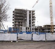 &bdquo;Korių&ldquo; statytojai aptvėrė statybvietę valstybinės žemės sąskaita