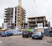 &bdquo;Korių&ldquo; statytojai aptvėrė statybvietę valstybinės žemės sąskaita
