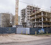 &bdquo;Korių&ldquo; statytojai aptvėrė statybvietę valstybinės žemės sąskaita