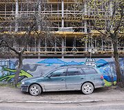 &bdquo;Korių&ldquo; statytojai aptvėrė statybvietę valstybinės žemės sąskaita
