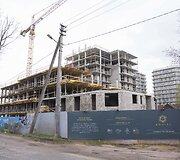 &bdquo;Korių&ldquo; statytojai aptvėrė statybvietę valstybinės žemės sąskaita