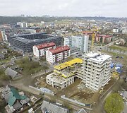 &bdquo;Korių&ldquo; statytojai aptvėrė statybvietę valstybinės žemės sąskaita