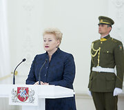 Prezidentė Dalia Grybauskaitė pasveikino ir ordino &bdquo;Už nuopelnus Lietuvai&ldquo; medaliu apdovanojo daugiavaikes motinas