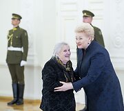 Prezidentė Dalia Grybauskaitė pasveikino ir ordino &bdquo;Už nuopelnus Lietuvai&ldquo; medaliu apdovanojo daugiavaikes motinas