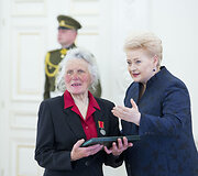Prezidentė Dalia Grybauskaitė pasveikino ir ordino &bdquo;Už nuopelnus Lietuvai&ldquo; medaliu apdovanojo daugiavaikes motinas
