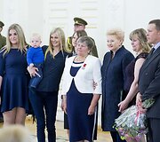 Prezidentė Dalia Grybauskaitė pasveikino ir ordino &bdquo;Už nuopelnus Lietuvai&ldquo; medaliu apdovanojo daugiavaikes motinas