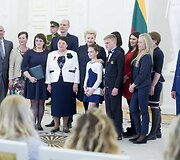 Prezidentė Dalia Grybauskaitė pasveikino ir ordino &bdquo;Už nuopelnus Lietuvai&ldquo; medaliu apdovanojo daugiavaikes motinas