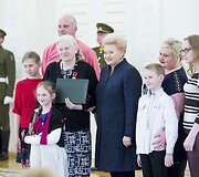 Prezidentė Dalia Grybauskaitė pasveikino ir ordino &bdquo;Už nuopelnus Lietuvai&ldquo; medaliu apdovanojo daugiavaikes motinas
