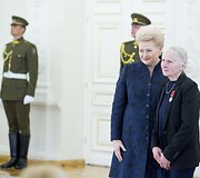 Prezidentė Dalia Grybauskaitė pasveikino ir ordino &bdquo;Už nuopelnus Lietuvai&ldquo; medaliu apdovanojo daugiavaikes motinas