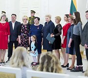 Prezidentė Dalia Grybauskaitė pasveikino ir ordino &bdquo;Už nuopelnus Lietuvai&ldquo; medaliu apdovanojo daugiavaikes motinas