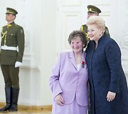 Prezidentė Dalia Grybauskaitė pasveikino ir ordino &bdquo;Už nuopelnus Lietuvai&ldquo; medaliu apdovanojo daugiavaikes motinas