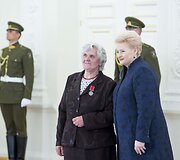 Prezidentė Dalia Grybauskaitė pasveikino ir ordino &bdquo;Už nuopelnus Lietuvai&ldquo; medaliu apdovanojo daugiavaikes motinas
