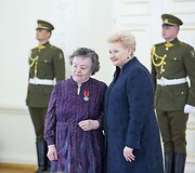 Prezidentė Dalia Grybauskaitė pasveikino ir ordino &bdquo;Už nuopelnus Lietuvai&ldquo; medaliu apdovanojo daugiavaikes motinas