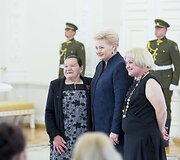 Prezidentė Dalia Grybauskaitė pasveikino ir ordino &bdquo;Už nuopelnus Lietuvai&ldquo; medaliu apdovanojo daugiavaikes motinas