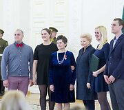 Prezidentė Dalia Grybauskaitė pasveikino ir ordino &bdquo;Už nuopelnus Lietuvai&ldquo; medaliu apdovanojo daugiavaikes motinas