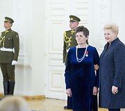 Prezidentė Dalia Grybauskaitė pasveikino ir ordino &bdquo;Už nuopelnus Lietuvai&ldquo; medaliu apdovanojo daugiavaikes motinas