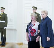 Prezidentė Dalia Grybauskaitė pasveikino ir ordino &bdquo;Už nuopelnus Lietuvai&ldquo; medaliu apdovanojo daugiavaikes motinas