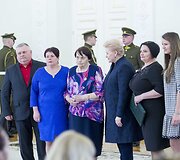 Prezidentė Dalia Grybauskaitė pasveikino ir ordino &bdquo;Už nuopelnus Lietuvai&ldquo; medaliu apdovanojo daugiavaikes motinas