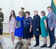 Prezidentė Dalia Grybauskaitė pasveikino ir ordino &bdquo;Už nuopelnus Lietuvai&ldquo; medaliu apdovanojo daugiavaikes motinas